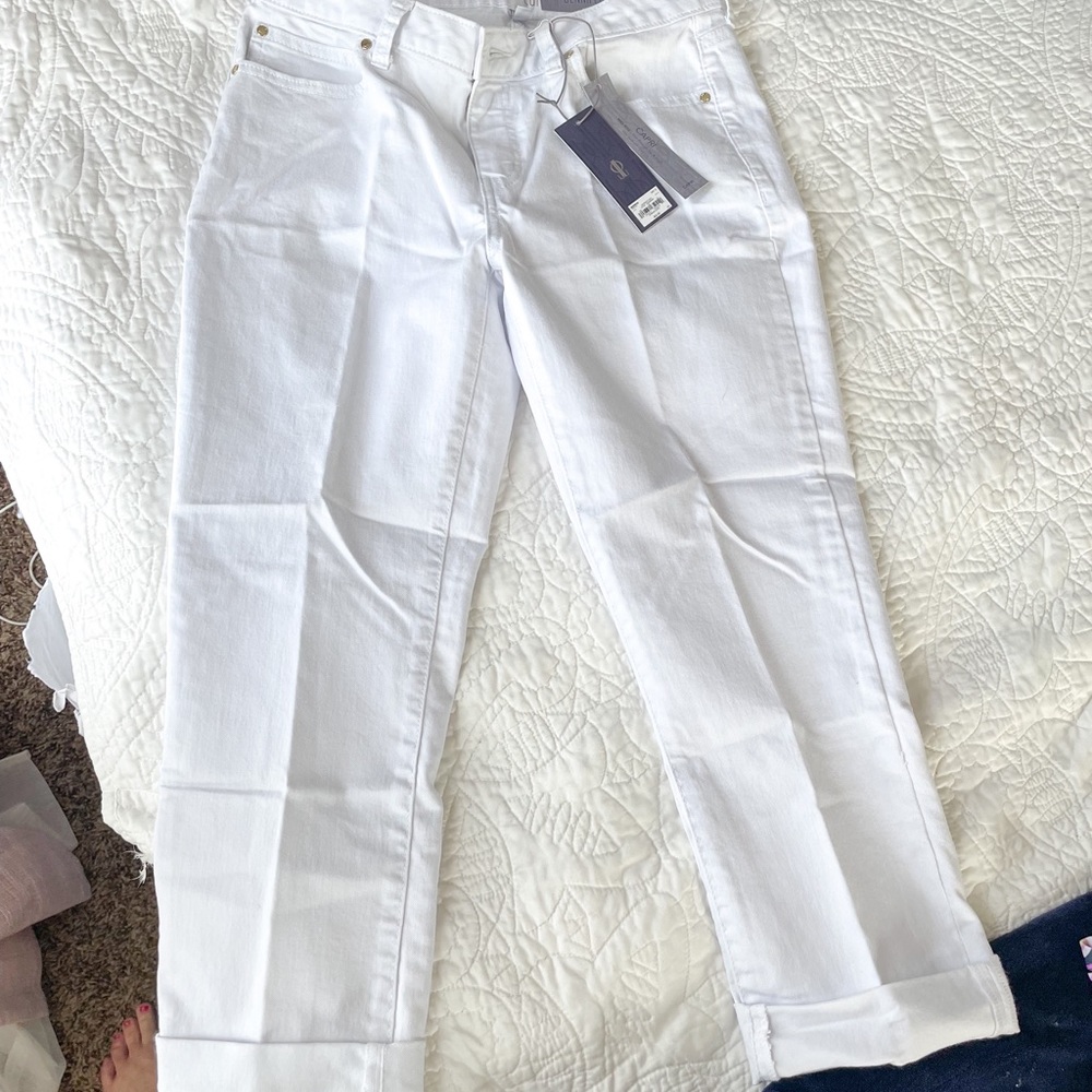 Brand new Size 10 Jennifer Lopez white denim capri pants